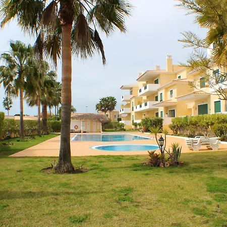 2 Bedrooms With Shared Pool Enclosed Garden And Wifi At 5 Km Away From The Apartmán Albufeira